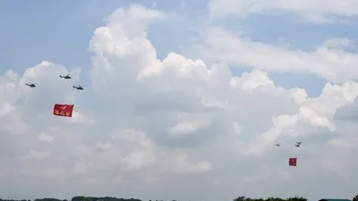 Enam Pesawat TNI AU Kibarkan Bendera Merah Putih Raksasa di Langit Bogor