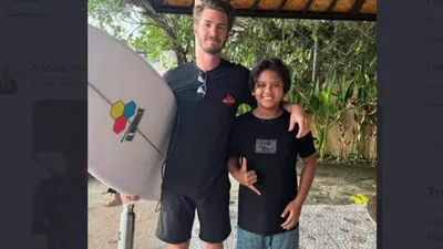 Potret Andrew Garfield di Bali bersama seorang anak.