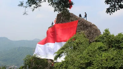 Pengibaran Bendera di Raksasa di Situs Gunung Munara