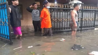 Banjir merendam permukiman warga RT 03 dan RT 04 RW 02 Kelurahan Tengah, Kramat Jati, Jakarta Timur, pada Minggu (15/5/2022), akibat luapan air dari Kali Induk. 