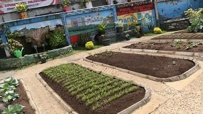 Warga RW 08 Cipinang, Pulogadung, Jakarta Timur mengubah TPS menjadi taman/dok: Instagram @arizapatria.