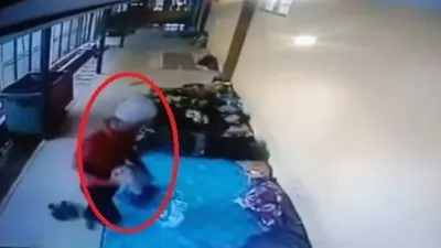 Tangkapan layar video viral aksi pencurian barang pengunjung di RS Polri Kramat Jati, Jakarta Timur. 