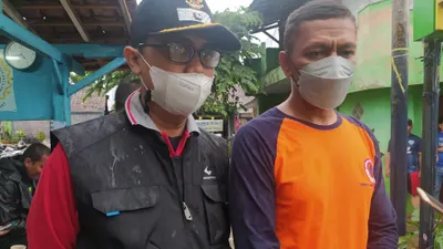 Kepala Badan Penanggulangan Bencana Daerah (BPBD) Kota Bogor Theo Patrocinio Freitas (kanan) saat memberikan keterangan resmi kepada awak media/ Yogi Faisal