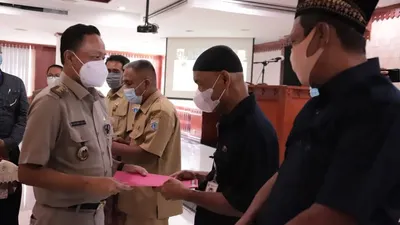 Foto: Plt. Walikota Jaksel Isnawa Adji Temui 17 ASN Pemkot Jaksel 1 Maret 2021 Memasuki Masa Pensiun/dok: selatan.jakarta.go.i