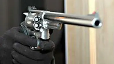 Ilustrasi menodongkan pistol.