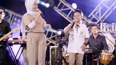Farel Prayoga feat. Suci Tacik.