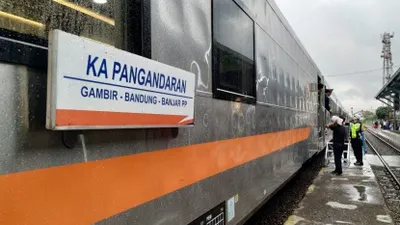 Kereta api Pangandaran jurusan Gambir-Bandung-Banjar PP tengah berhenti di sebuah stasiun.