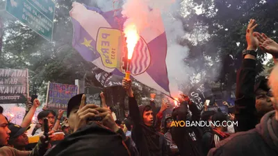 Bobotoh gelar unjuk rasa desak manajemen Persib Bandung pecat pelatih Robert Alberts.