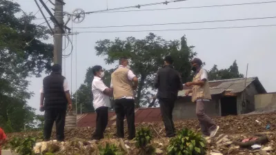 evakuasi terhadap jasad korban di perlintasan Kampung Bubulak, RT 003/001, Kelurahan Kebonpedes, Kecamatan Tanahsareal, Kota Bogor. (Istimewa)