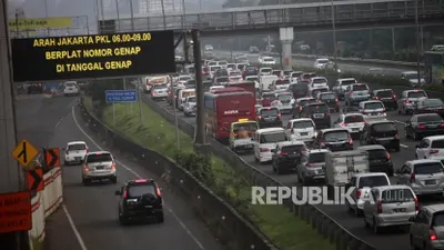 ntrean kendaraan ruas Jalan Tol Jagorawi saat pemberlakuan ganjil genap di kawasan Cibubur 2, Jakarta Timur, Senin (16/4).