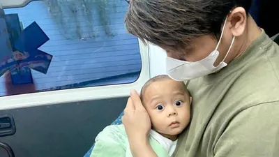 Potret Rizky Billar yang tengah menggendong sang anak /  Instagram @lestykejora)