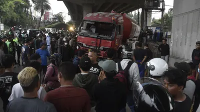Truk Pertamina di lokasi kecelakaan maut di Cibubur, Kota Bekasi, Jawa Barat, Senin, 18 Juli 2022. Total ada 10 korban tewas dalam insiden itu.