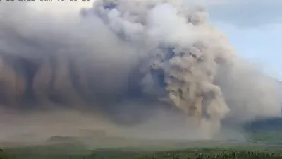 Gunung Semeru, Lumajang, Jawa Timur kembali erupsidan memuntahkan guguran awan panas atau APG, pada Minggu, 4 Desember 2022.