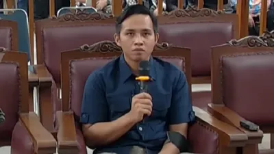 Hakim Morgan Simanjuntak sempat memarahi Richard Eliezer atau Bharada E yang menyebut Ferdy Sambo dengan kata 'bapak'.