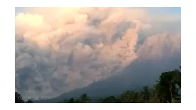 Semeru Erupsi! Minggu 4 Desember 2022, Awan Panas Guguran (APG) Meluncur hingga 7 Kilometer