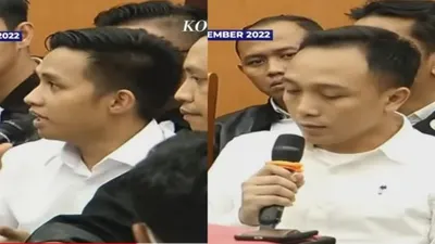 Terpopuler! Momen Bharada E dan Bripka RR Ngobrol di Ruang Sidang yang Direkam JPU Bikin Salfok