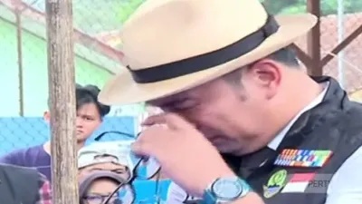Gubernur Jawa Barat Ridwan Kamil mengunjugi SMKN 02 Cilaku, Cianjur, teringat pada anaknya, Emmeril Khan Mumtadz alias Eril.