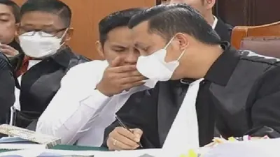 Momen bisik-bisik antara Richard Eliezer dengan Penasehat penasehat hukumnya, Ronny Talapessy.