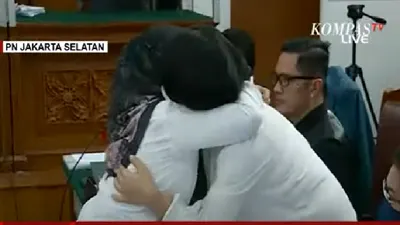  Susi dan Putri Candrawati saling berpelukan di ruang sidang