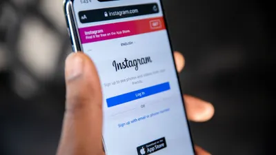 Ilustrasi Instagram Explore error menampilkan konten vulgar.
