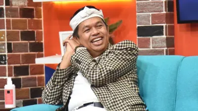 Dedi Mulyadi Datang ikonik dengan Iket Kepalanya