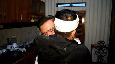 Dedi Mulyadi peluk anak pertamanya, Maulana Akbar Ahmad Habibi.