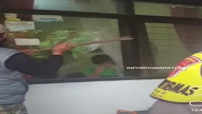 Proses pendobrakan rumah majikan ART Rohimah di   kecamatan Ngamprah, Bandung Barat yang dianiaya dan disekap / tangkap layar @infobdgbaratcimahi