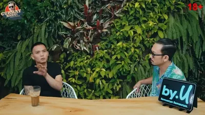 Hard Gumay tengah menjelaskan ramalan dunia selebritis 2022 di podcast Denny Sumargo