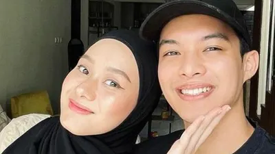 Rey Mbayang Lagi Mesra Sama Istri, Warganet Justru Kaitkan dengan Heboh Ramalan Hard Gumay soal Pria R Alim