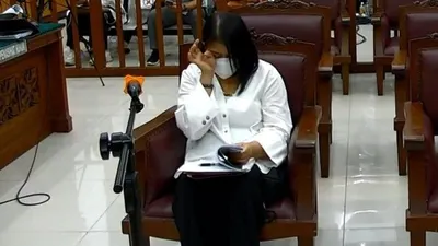 MENANGIS - Putri Candrawathi menangis saat persidangan.