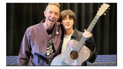 Jin BTS bersama Chris Martin Coldplay