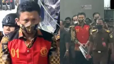 Sidang Perdana Pembunuhan Brigadir J,  Ferdy Sambo Pakai Batik dan Bawa Buku Hitam Merah, Menunjukan Apa? (YouTube Official iNews)