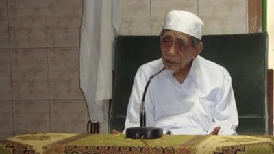 KH. Maimun Zubair atau Mbah Moen.