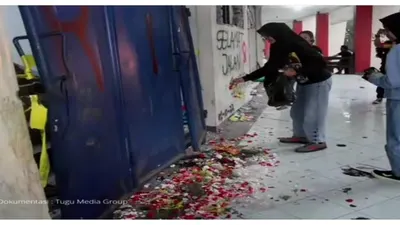 warga berdatangan melakukan doa dan tabur bunga di depan Gate 13 Stadion Kanjuruhan / instagram @tugumalangid