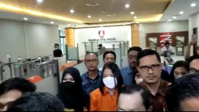 Putri Candrawathi menggunakan rompi tahanan