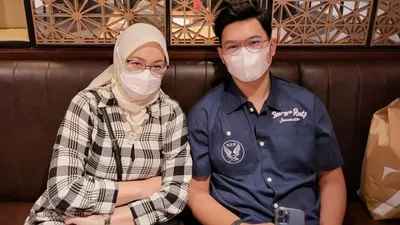Bupati Purwakarta Anne Ratna Mustika bersama anak keduanya, Yudistira M. Rahmaning H.
