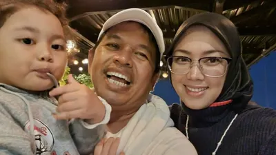 Dedi Mulyadi berserta Anne Ratna Mustika dan putrinya, Hyang Sukma Ayu di awal tahun 2022.