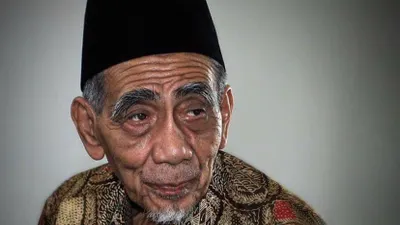 KH. Maimun Zubair atau Mbah Moen.