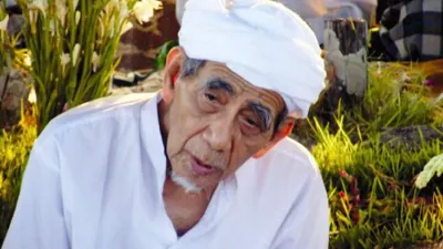 KH. Maimun Zubair atau Mbah Moen.