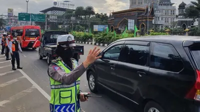 Ganjil genap di jalur wisata Puncak, Bogor.