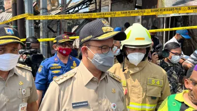 Gubernur DKI Jakarta Anies Baswedan dan Kasi Operasional Suku Dinas Gulkarmat Jakarta Timur Gatot Sulaeman ketika di lokasi kejadian. 