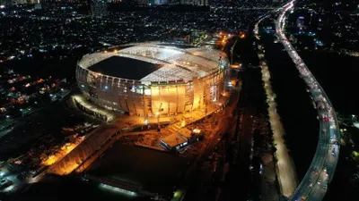 Foto udara pembangunan Jakarta International Stadium (JIS) di Tanjung Priok, Jakarta, Selasa (23/11/2021). Progres pembangunan stadion berkapasitas 82.000 penonton yang digarap oleh PT Jakarta Propertindo itu telah mencapai 84,66 persen per 18 November 2021 