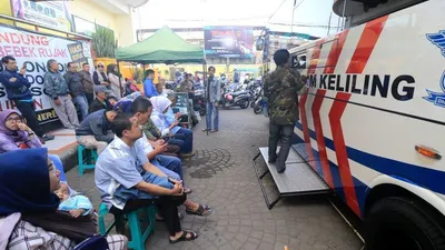 Ilustrasi warga memanfaatkan layanan SIM Keliling.
