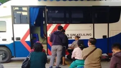 Ilustrasi layanan SIM Keliling. Sejumlah orang tengah mengakses layanan mobil SIM Keliling untuk perpanjangan SIM A dan C.