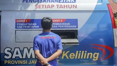Foto ilustrasi Samsat Keliling. Hari ini di Jakarta dan sekitarnya masyarakat bisa memanfaatkan 14 titik layanan SIM Keliling.
