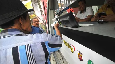 Ilustrasi warga melakukan aktivitas di bus Samsat Keliling. Ada 14 lokasi Samsat Keliling di Jakarta dan sekitarnya yang buka hari ini, Selasa 22 Maret 2022.
