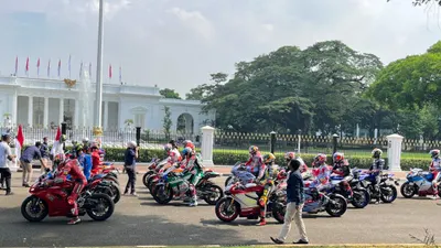 Para pebalap MotoGP bersiap mengikuti parade usai dilepas langsung Presiden Joko Widodo di depan Istana Merdeka, Jakarta, Rabu (16/3/2022).