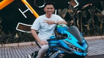 Doni Salmanan dengan salah satu motor balap yang merupakan aset miliknya. 