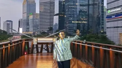 Gubernur DKI Jakarta Anies Baswedan tengah foto selfie di salah satu sudut JPO Phinisi Jakarta.