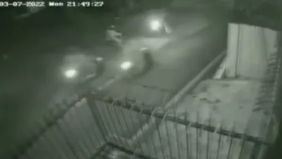 Tangkapan layar kamera CCTV memperlihatkan wanita hamil ditendang.